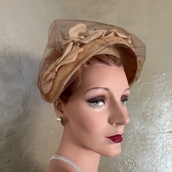 FASHIONABLE 1950s' GOLD STRAW HAT WITH COORDINATING FABRIC ROSES AND VEIL